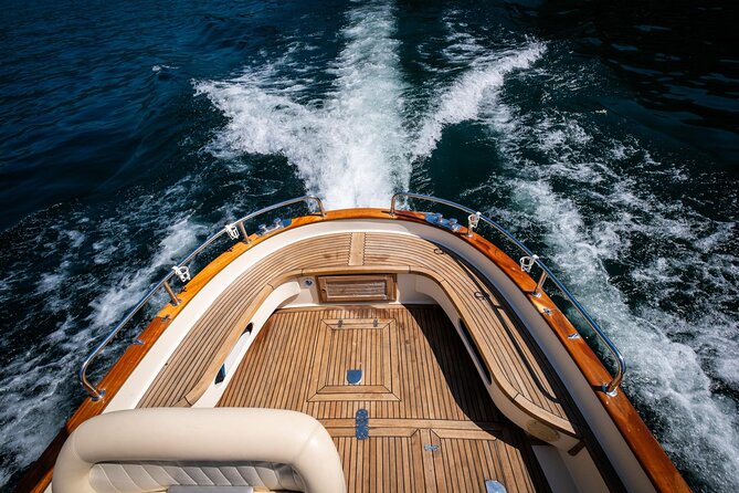 1H Private Cruise on a beautiful wooden speedboat on Lake Como - Cernobbio: Villa d’Este and Villa Erba from the boat