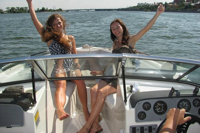 3 Hours Private Breathtaking Como Lake Boat Tour - Your first views along the Como lakeshore