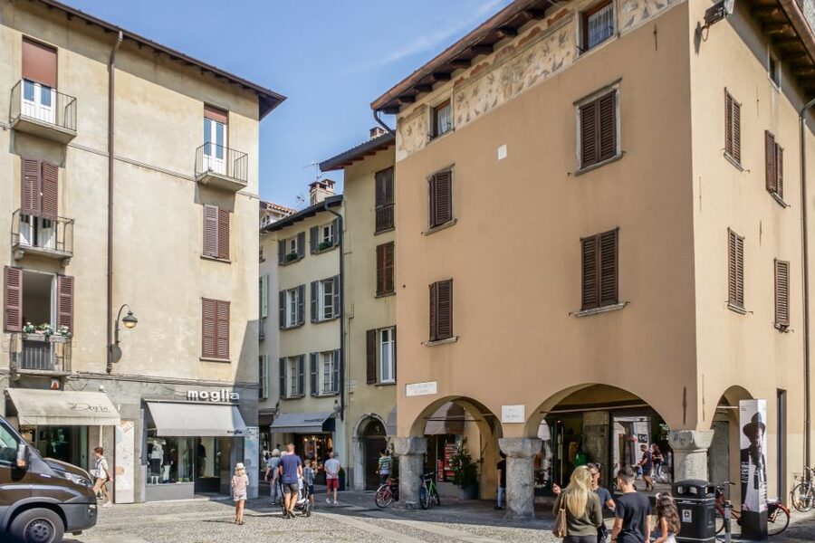 Como: Private Walking Tour - Romanesque to Baroque churches: what to look for beyond the façade