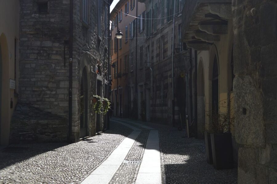 Como: Private Walking Tour - Private pacing, language options, and headphones that actually help