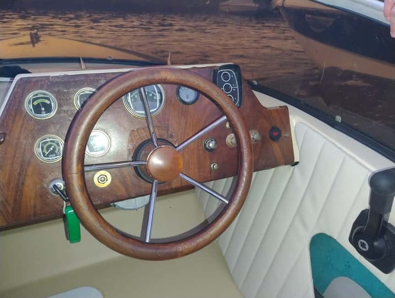 Como: Wooden Boat Private Tour with Winter Cover and Skipper - Your skipper experience: the difference between seeing villas and understanding them