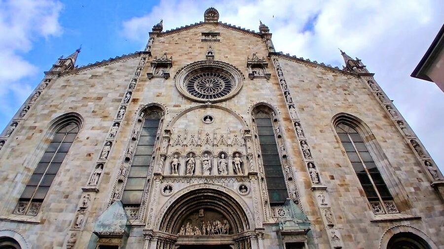 How: Tour of the historic center - Piazza San Fedele and Chiesa San Fedele’s dragon portal