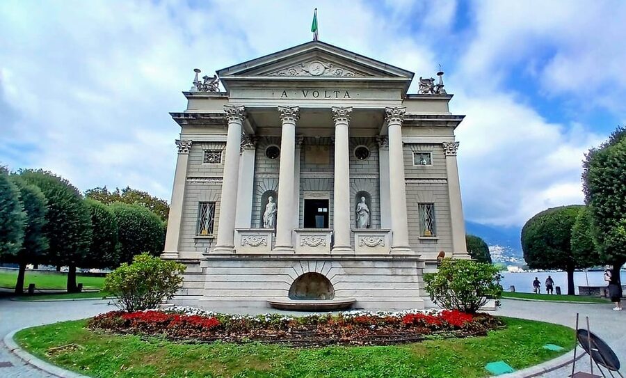 How: Tour of the historic center - Piazza Cavour and the lake: the easy-to-love break