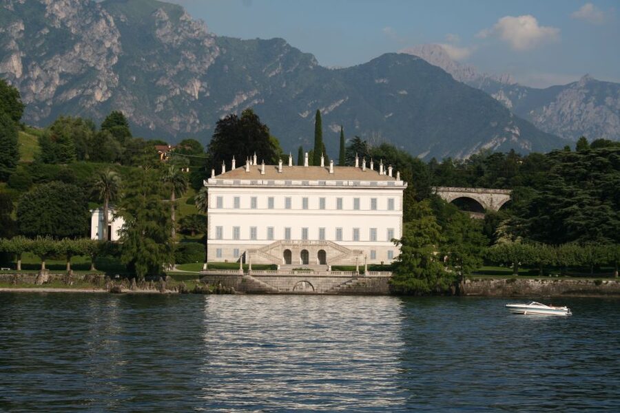 Lake Como: Highlights Tour with a Local by Private Car - Como city as your anchor: easy orientation, then out to the lake