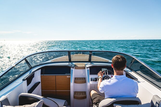 Luxury Sunset Lake Como 1h or experience with enchanting view - The Boat: Alfastreet 25 / Yacht 25 Cabin Evolution by Teruzzi Design