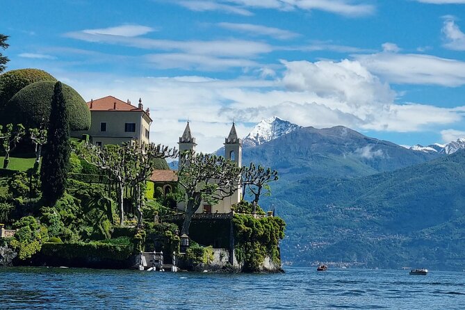 Tour aboard the iconic Bertram 31 Sedan on Lake Como - On-board vibe: drinks, music, and a private-group feel