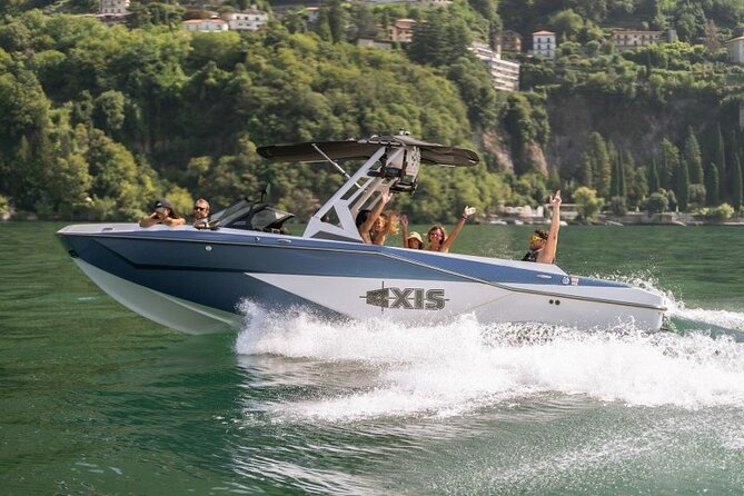 Tour aboard the iconic Bertram 31 Sedan on Lake Como - The 90-minute loop: Villa Pliniana, Erba, Olmo, Cernobbio, Moltrasio, Torno